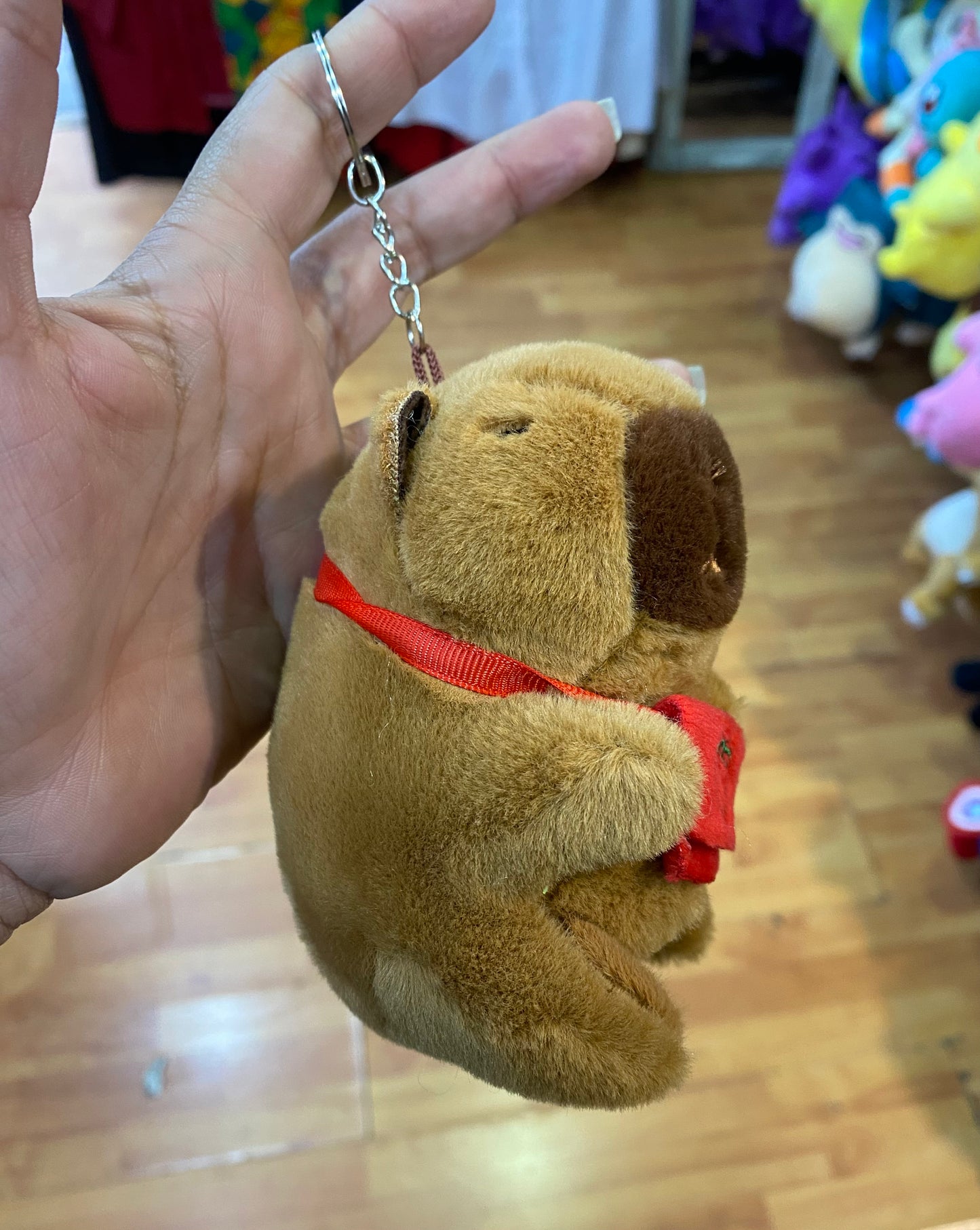 llavero capibara bolsito frutas
