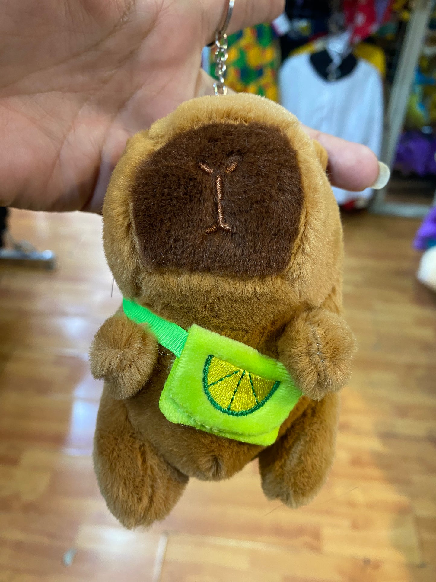 llavero capibara bolsito frutas